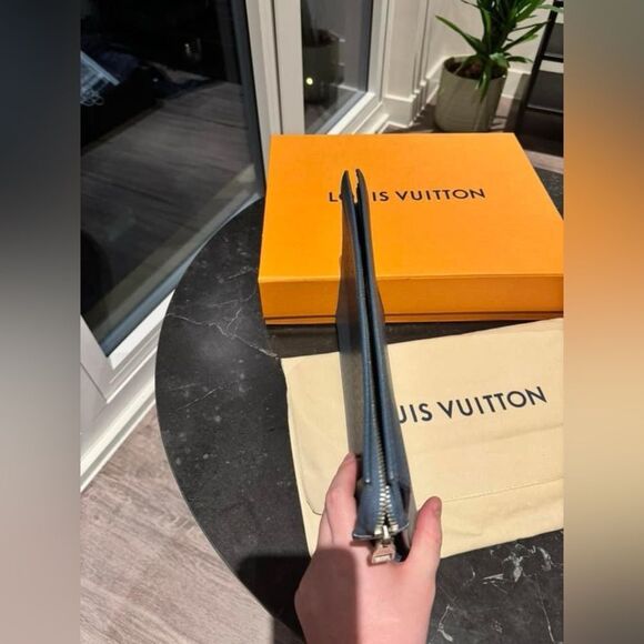 Louis Vuitton Pochette Taiga Leather - Picture 7 of 10